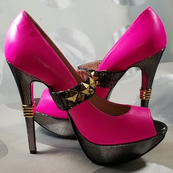 Marie Lorenzo Neon Pink Brass Stud Heels NEW US 9 - Picture 7 of 11